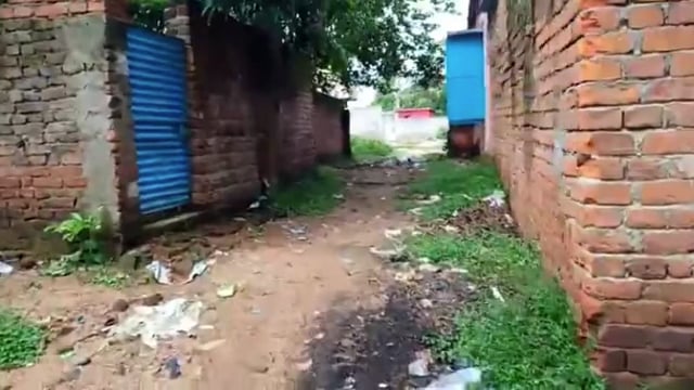 महात्मा गांधी स्वच्छ भारत मिशन का पोल खोलते HWC भैरोगंज जाने का का मार्ग, स्कूली बच्चों ने DM से किया पुकार:संक्रमण