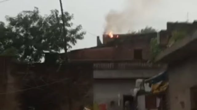 आकाशीय बिजली घर पर गिरने से लगी आग 