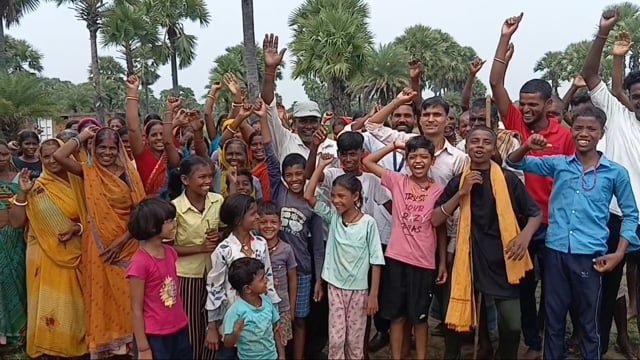 राजवारिया पाचंबा गांव में सड़क नहीं रहने से ग्रामीणों में आक्रोश, रोड नहीं तो वोट नहीं का लगाया नारा