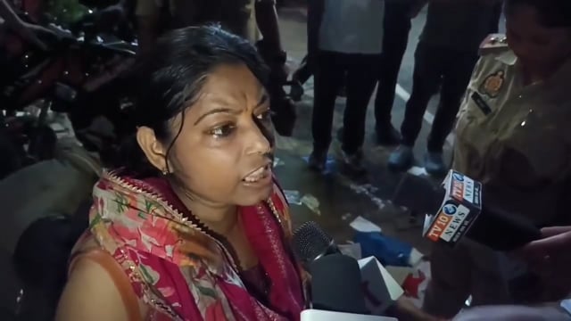 रांची की महिला ने मथुरा आर्मी एरिया में काटा हंगामा आर्मी फोर्स और सदर थाने की पुलिस ने संभाला मोर्चा 
महिला ने घर, मकान के जरूरी कागजात फाड़े परिवार से बचकर वृंदावन आई थी महिला परिवार के ही लोग को जान के दुश्मन बताया पति सहित भाइयों पर महिला का आरोप अटैची में सोना चांदी कैश और मकान जमीन के थे कीमती कागज गुंडे पीछे लगे होने का महिला ने लगाया आरोप