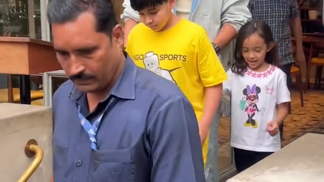 बांद्रा, मुंबई – अभिनेता आयुष शर्मा हाल ही में अपने बच्चों के साथ बांद्रा, मुंबई में देखे गए। इस दौरान खींची गई कैंडिड तस्वीरें खूब शेयर की जा रही हैं, जिनमें इस व्यस्त इलाके में एक सहज और गर्मजोशी भरा#politics