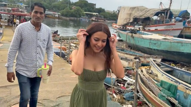 वर्सोवा, मुंबई; अभिनेत्री कृति खरबंदा को हाल ही में वर्सोवा, मुंबई में देखा गया। उनके इस अनौपचारिक अंदाज़ ने प्रशंसकों और आसपास मौजूद दर्शकों का ध्यान खींचा। उनके आने के उद्देश्य के बारे में अभी कोई#politics