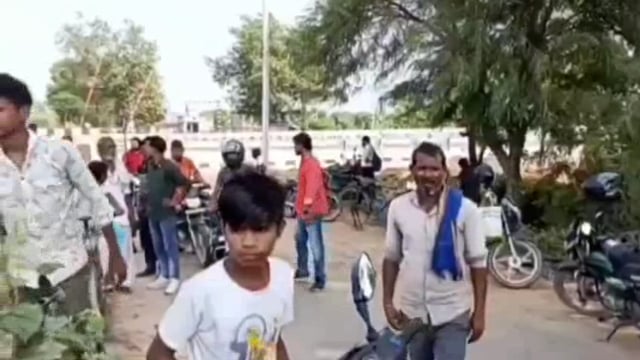 माट- काम ढूंढ कर घर वापस आ रहे चाचा भतीजे को अज्ञात वाहन ने मारी टक्कर,, चाचा की मौत भतीजा घायल,,