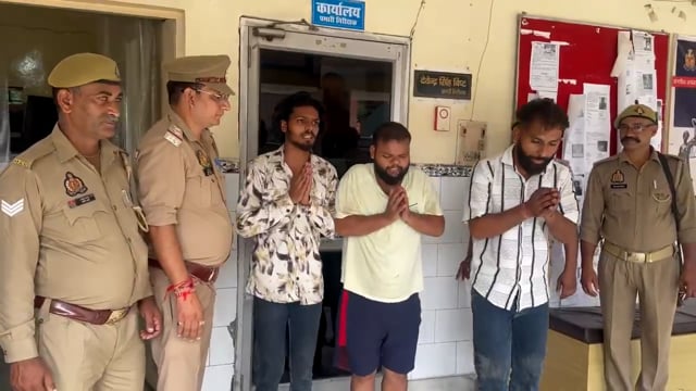 हापुड़ में हाईवे पर छेड़छाड़ का मामला; तीन बदमाश गिरफ्तार
#politics