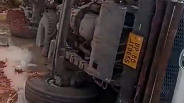 आगरा: बजरी से भरा ट्रक खाई में पलटा; चालक और सहायक को बचाया गया

आगरा, उत्तर प्रदेश – सड़क निर्माण कार्य के लिए#politics