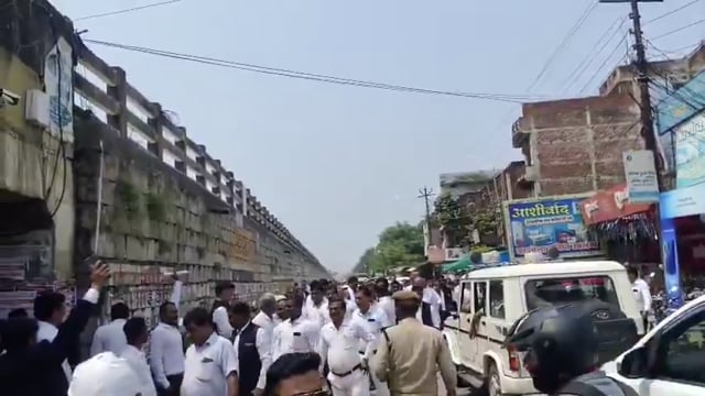 चंदौली: वकील की हत्या से आक्रोश, परिवार और वकीलों का प्रदर्शन

चंदौली#politics