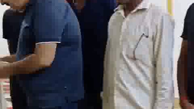 विधायक रोमी साहनी ने अपने प्रयास से ग्राम मटेहिया में मृतकों के परिवार की चक्की व्यापारी से 150000 डेढ़ लाख रुपए की मदद 