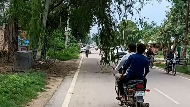 अन्तूरोड खेरौना के बीच में बबूल की डाल दुर्घटना को दे रही दावत अधिकारी अन्भिज्ञता जता रहे हैं 