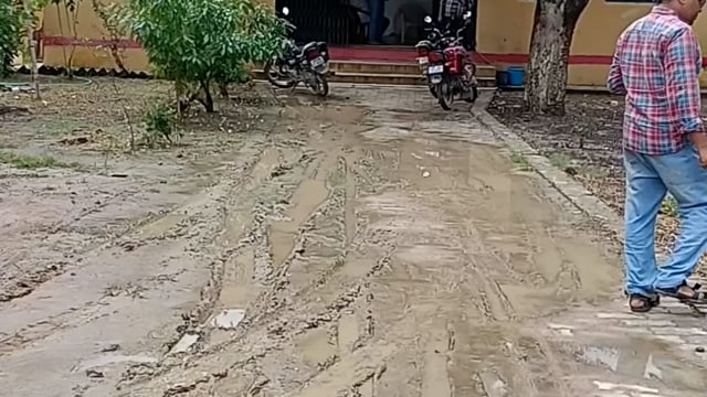पशु अस्पताल अमेठी परिसर में इण्टर लांकिग मार्ग पर कीचड़ पानी भरा लोग हो रहे परेशान 
