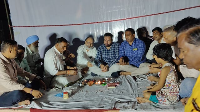 रामराज : श्री रामलीला समिति रामराज का उद्घाटन हवन पूजन के बाद ग्राम प्रधान शुभम अरोरा सैफपुर फिरोजपुर ने फीता काटकर किया