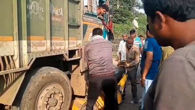 झांसी नगरा सीपरी मार्ग माल गोदाम पर हुआ भीषण एक्सीडेंट 2 स्कूटर सवारों को ट्रक ने मारी जोरदार टक्कर