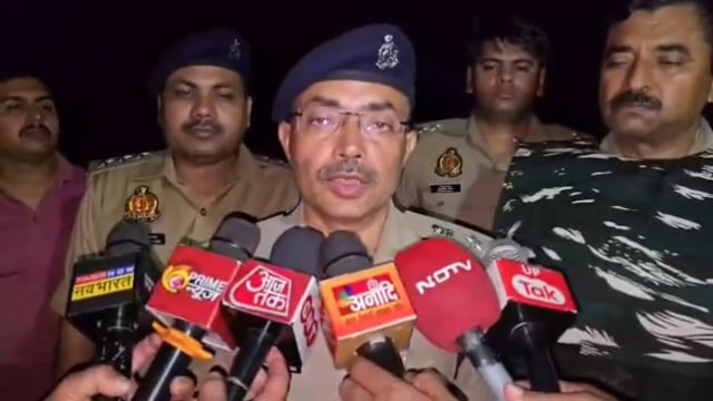 झांसी में फिर गूंजी पुलिस की गोली, लड़की का मोबाइल लूटने वाले ऑटो चालक का कर दिया भगवंतपुरा के जंगल में हुई मुठभेड़