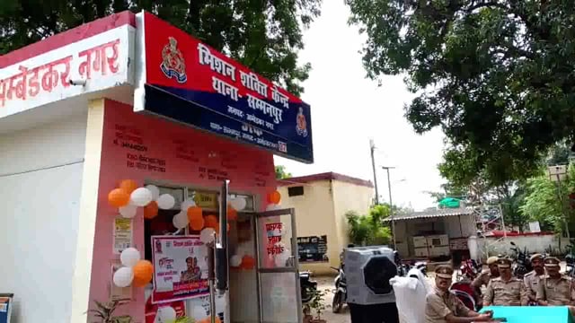 मुख्यमंत्री योगी आदित्यनाथ द्वारा आज मिशन शक्ति फेज 5.0 का किया गया शुभारंभ.
अंबेडकर नगर सम्मनपुर थाने में मिशन शक्ति की दृष्टिगत लगाया गया चौपाल, स्कूल के बच्चे भी मौजूद, थाना अध्यक्ष दिनेश सिंह व थाने में तैनात अन्य पुलिसकर्मी मौजूद