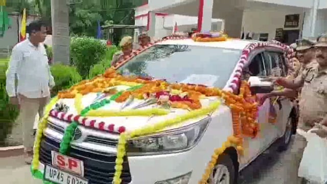 विदाई समारोह
पुलिस अधीक्षक अम्बेडकरनगर केशव कुमार का  पुलिस अधीक्षक जनपद कुशीनगर के पद पर स्थानान्तरण होने पर भावभीनी विदाई दी गई।