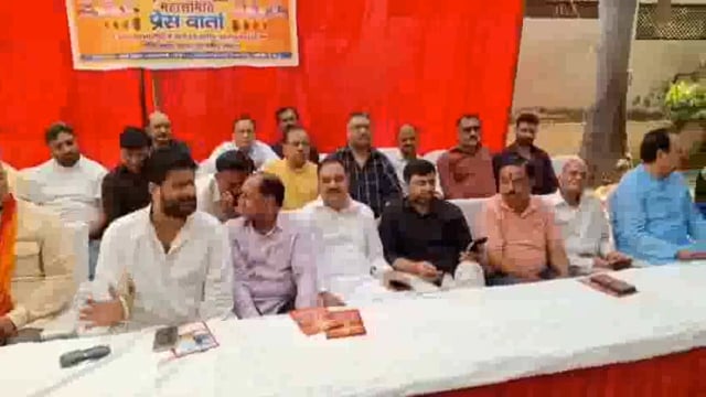 झांसी श्री दुर्गा उत्सव महासमिति के तत्वावधान में विगत वर्षों की भांति इस वर्ष भी श्री दुर्गा महाउत्सव पूरे जनपद भर में 