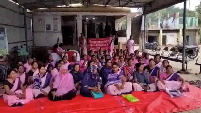 आशा एवं ममता कार्यकर्ताओं ने दिया एक दिवसीय धरना, मांगे पूरी नहीं होने पर करेंगे वोट का बहिष्कार।