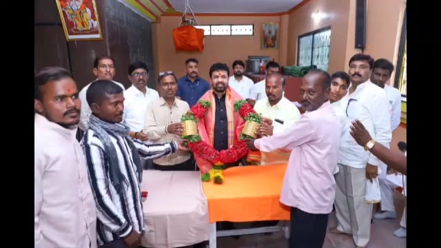 महाराष्ट्र रत्न पुरस्कार मिळाल्याबद्दल आमदार संजय बनसोडे यांचा देवर्जन येथे सत्कार