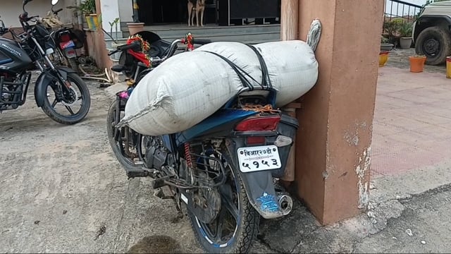 160 लीटर महुआ शराब के साथ बाइक सवार युवक गिरफ्तार