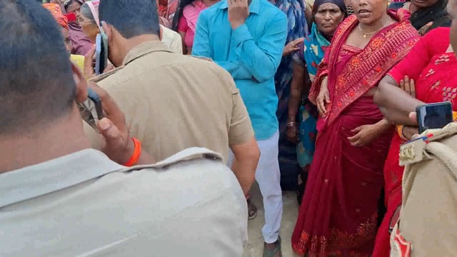 अंबेडकर नगर.
ढोलबजवां बाजार मिर्जापुर जंगल रोड पर शराब के ठेके को हटाने को लेकर स्थानीय महिलाएं धरने पर बैठ गई महिलाओं का कहना है की शराब पीकर रोज यहां स्कूली छात्रों से अभद्रता करते हैं शराबी जिससे स्थानीय लोगों को काफी दिक्कत होती है।