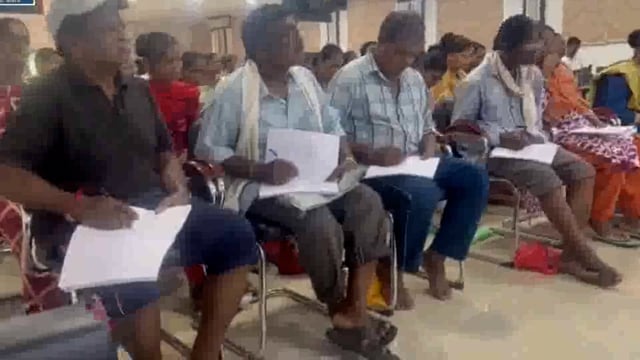 आत्मसमर्पीत नक्षली घेत आहेत साक्षरतेचे धडे