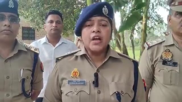 शाहजहांपुर आज दिनांक 21.09.25 को थाना तिलहर क्षेत्रांतर्गत ग्राम धनकपुर मे पति पत्नी के बीच शराब पीने को लेकर हुई मारपीट मे पत्नी की मृत्यु हो जाने व पुलिस द्वारा कृत कार्यवाही के सम्बन्ध मे श्रीमान अपर पुलिस अधीक्षक ग्रामीण शाहजहाँपुर महोदया की बाइट।