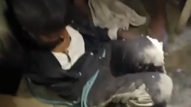 ग्रामीणों ने आधी रात को गांव मे घुसे अजनबी व्यक्ति को दौड़ाकर पकड़ा 