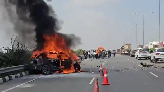 फ़िरोज़ाबाद, उत्तर प्रदेश – फ़िरोज़ाबाद के टूंडला थाना क्षेत्र में एक बड़ा हादसा हुआ, जहाँ एक क्रेटा कार में टक्कर के बाद आग लग गई। यह कार आगरा जा#politics