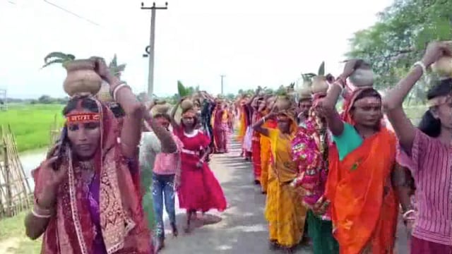 दुर्गा पूजा के अवसर पर भागवत कथा के आयोजन को लेकर क्षेत्र के दो जगहों से निकाली गई विशाल एवं भव्य कलश शोभायात्रा।