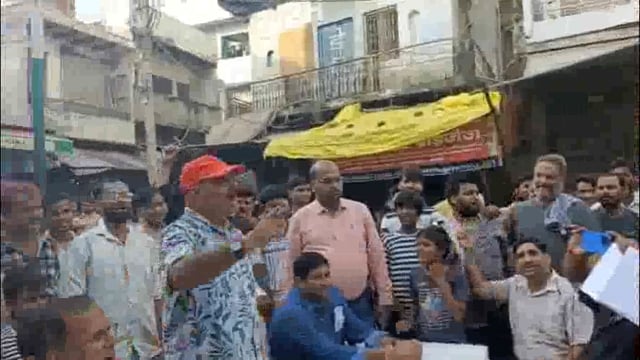 राया कटरा बाजार रेलवे फाटक बंद करने को लेकर पांचवें दिन भी जारी रहा व्यापारियों का धरना-प्रदर्शन।