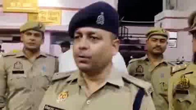 ➡️......बाराबंकी पुलिस ने मसौली थाना क्षेत्र के गदवापुर निवासी करुणावती शर्मा उर्फ गुड़िया के साथ बलात्कार कर हत्या करने के आरोपी राजू वर्मा पुत्र मोल्हे राम निवासी अछैछा थाना जहांगीराबाद को त्रिलोकपुर नगर के पास मुठभेड़ में किया गिरफ्तार।
हालांकि पुलिस ने बलात्कार का गुड़िया की हत्या करने वाले राजू वर्मा को सिर्फ पैर में गोली मारी है पर आशा की जा रही है कि कानून और ईश्वर की न्याय व्यवस्था इनको दंडित करेगी।