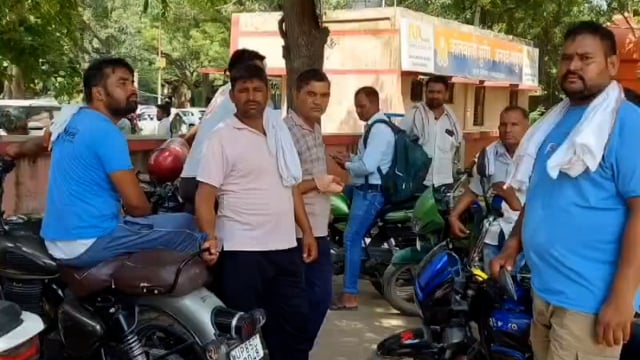 MANT- किसानों को डी,ए,पी की आपूर्ति पूर्ण रूप से न होने के कारण, सचिव व किसान परेशान,,