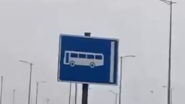 मुंबई, महाराष्ट्र — अधिकारियों ने पुष्टि की है कि मुंबई के कोस्टल रोड पर एक तेज़ रफ़्तार लेम्बोर्गिनी डिवाइडर से टकरा गई, लेकिन चालक सुरक्षित बच गया।

चालक#politics