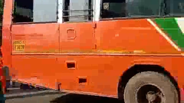 थाना फतेहाबाद क्षेत्र के खंडेर के पास रोडवेज बस की टक्कर से महिला की मौत, एक बच्चा व एक युवक गंभीर रूप से घायल