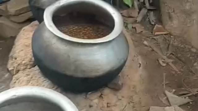 भारी मात्रा में फुलाया हुआ जावा महुआ, दर्जन भर शराब निर्माण की भट्टी एवं शराब बनाने के उपकरण को पुलिस ने किया विनष्ट 