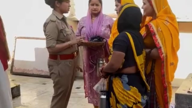 मथुरा के थाना राया, सदर बाजार, बलदेव, कोसीकला, महावन, बरसाना एवं माट की पुलिसकर्मियों द्वारा मिशन शक्ति अभियान पेज 5के तहत महिलाओं/बालिकाओं को किया गया जागरुक