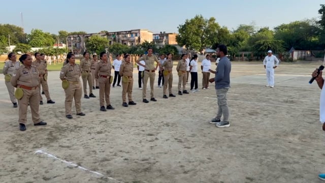 मिशन शक्ति फेज 5 में सहायक पुलिस अधीक्षक मथुरा आसना चौधरी के निर्देशन में बिना हथियार के लड़ने की तकनीकी को सिखाया गया