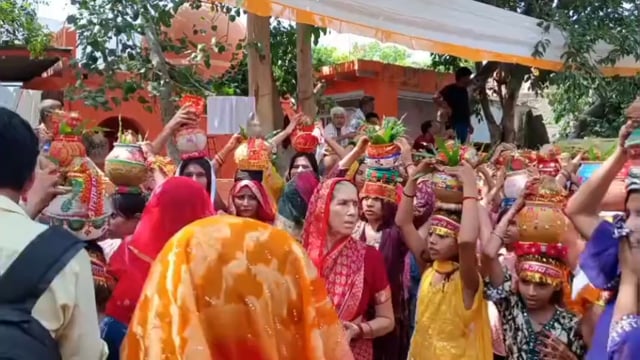 शरदीय नवरात्रों के मौके पर आधा दर्जन झांकियां के साथ मांट में मां पथवारी की शोभा यात्रा निकली गयी