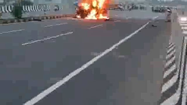 ➡️... उत्तर प्रदेश 
*अलीगढ़- अकराबाद हाईवे पर बड़ा सड़क हादसा*
कार और मिनी ट्रक की आमने-सामने टक्कर में भीषण आग लग गई, 5 लोगों की जिंदा जलकर दर्दनाक मौत हो गई।
हादसे के बाद इलाके में अफरा-तफरी और कोहराम मच गया।