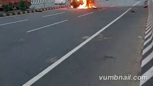 अलीगढ़, उत्तर प्रदेश — अलीगढ़ में एक भीषण हादसा हुआ जब एक कार का टायर फट गया, जिससे वह डिवाइडर पार कर सामने से आ रहे कैंटर से टकरा गई।
#politics