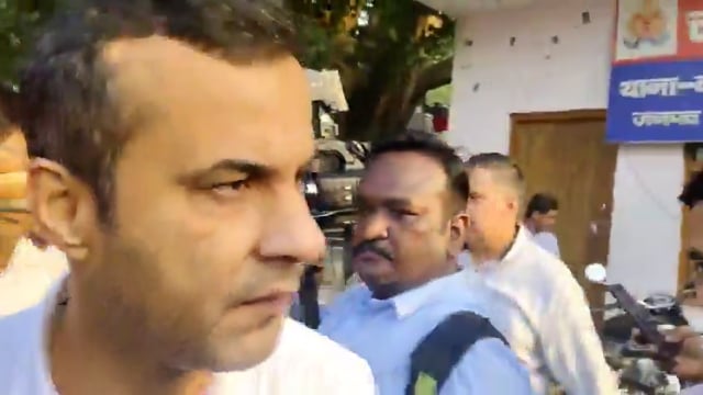 रायबरेली, उत्तर प्रदेश — एक प्रेस कॉन्फ्रेंस के दौरान एक अप्रत्याशित कदम उठाते हुए, प्रभारी मंत्री राकेश सचान ने वरिष्ठ ज़िला अधिकारियों को फ़ोन करके रियल-टाइम जवाबदेही जाँच की — लेकिन कोई जवाब#politics