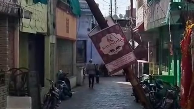 झांसी कोतवालीक्षेत्र सागर गेट अन्दर खंभा गिरने से विद्युत आपूर्ति ठप जनता परेशान विद्युत विभाग की लापरवाही देखने को मिली