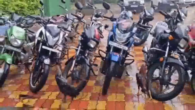 अवैध कोबडा बाजारावर पोलिसांची धडक