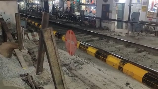 राया का कटरा बाजार का फाटक बंद होने के बाद आमजन अपनी जान को जोखम में डालकर रेलवे लाइन क्रॉस करते हुए