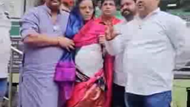 ➡️.....PM मोदी की आपत्तिजनक तस्वीर शेयर करने वाले कांग्रेस नेता को बीजेपी कार्यकर्ताओं ने पहनाई साड़ी..!*
१. महाराष्ट्र में कांग्रेस के वरिष्ठ नेता प्रकाश उर्फ मामा पगारे ने सोशल मीडिया पर प्रधानमंत्री नरेंद्र मोदी की एक तस्वीर साझा की।
२. तस्वीर में प्रधानमंत्री को लाल रंग की साड़ी पहने दिखाया गया था। 
*अब बीजेपी कार्यकर्ताओं ने कांग्रेस नेता को सारी पहना दिया है।*
जिसका वीडियो तेजी से शेयर किया जा रहा है।