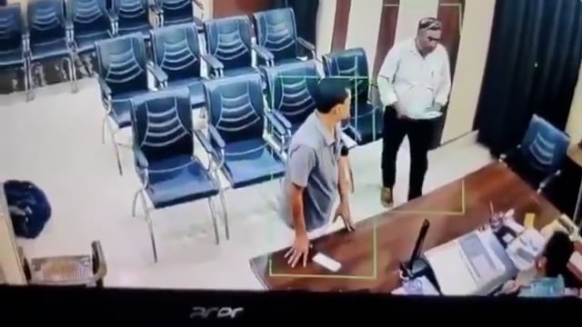 सीतापुर, उत्तर प्रदेश: एक चौंकाने वाली घटना जिसने व्यापक ध्यान आकर्षित किया है, बेसिक शिक्षा अधिकारी (बीएसए) अखिलेश प्रताप सिंह पर कथित तौर पर एक शिक्षक बृजेंद्र वर्मा ने बेल्ट से हमला किया#politics