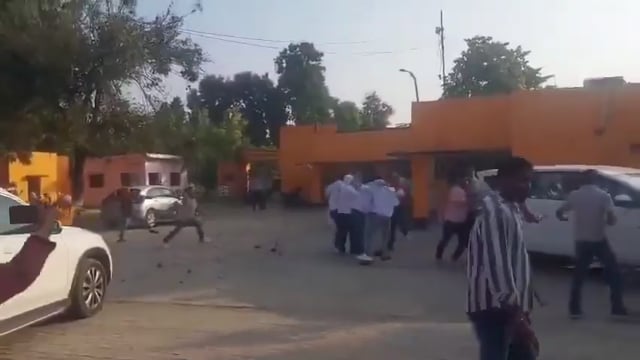 गोंडा, उत्तर प्रदेश: गोंडा ज़िले में आज भाजपा विधायक और ब्लॉक प्रमुख के समर्थकों के बीच पार्टी के 