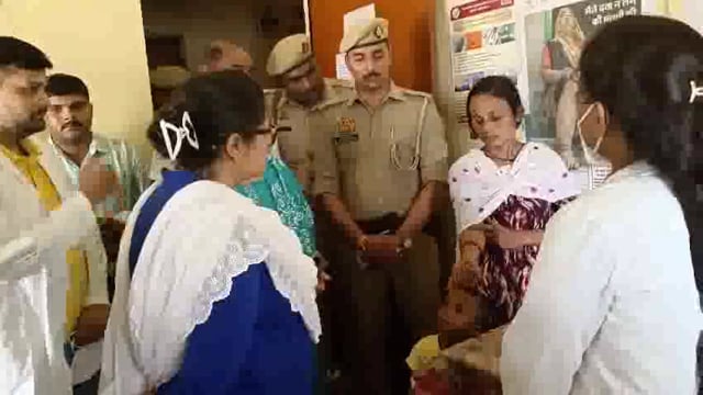 पीएचसी विशुनपुर बैरिया में बच्चों को दवा पिलाकर टीकाकरण सत्र का शुभारंभ करती हुई जिलाधिकारी महोदया।