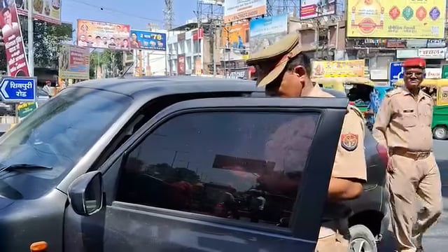 झांसी इलाइट चौराहे पर चला चेकिंग अभियान काली फिल्म लगी गाड़ियों की उतरी काली फिल्म