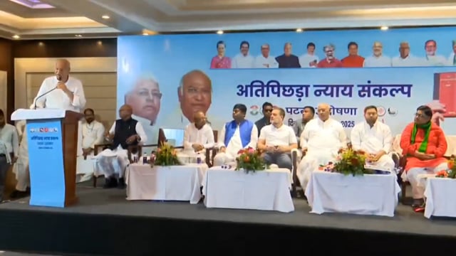 पटना, बिहार — एक जनसभा को संबोधित करते हुए, डॉ. शकील अहमद खान ने कहा कि मंच पर मौजूद हर व्यक्ति अति पिछड़े समुदायों के साथ हो रहे अन्याय के खिलाफ सक्रिय रूप से लड़ रहा है। उन्होंने दर्शकों के समर्थन के लिए आभार व्यक्त किया और#politics