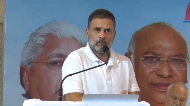 बिहार; राहुल गांधी ने उत्तर प्रदेश में जाति-आधारित विरोध प्रदर्शनों पर हाल ही में लगाए गए प्रतिबंध की निंदा की और इसे सबसे पिछड़े समुदायों को सशक्त बनाने के अपने दृष्टिकोण से अलग बताया। उन्होंने ज़ोर देकर कहा कि यह दृष्टिकोण सिर्फ़ उनका या किसी पार्टी का नहीं, बल्कि पिछड़े वर्गों का है। समुदाय#politics